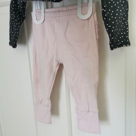 3/$20 Carter's 2 piece baby girl set size 6 m - Picture 3 of 4